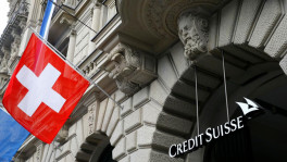 Switzerland's national flag flies beside a logo of Swiss bank Credit Suisse at its headquarters at the Paradeplatz square in Zurich, July 31, 2019. REUTERS/Arnd Wiegmann
