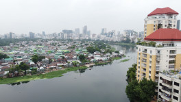 The slum area is gradually extending towards the Gulshan Lake side by land reclamation and filling the waterbody with waste. Photo: Syed Zakir Hossain 