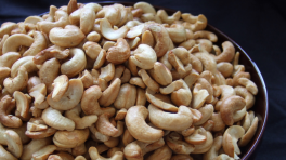 Fried cashew nuts. Photo Midori/Wikimedia Commons