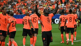 Netherlands players celebrate after a dominant 5-1 victory over Sweden in their FIFA World Cup Group F clash in Houston on 20 June, with Brian Brobbey and Cody Gakpo leading the Oranje's emphatic win. Photo: Reuters.