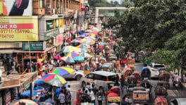 Makeshift stalls occupying footpaths regularly force pedestrians onto congested roads, putting them in the way of fast-moving vehicles. Photo: TBS
