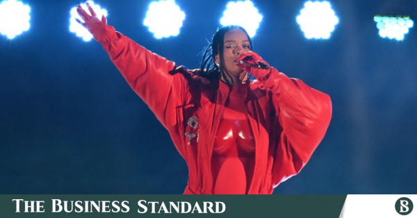 Watch a Pregnant Rihanna Perform All the Hits at Her Super Bowl