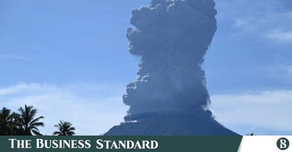 Gunung Ibu di Indonesia meletus dua kali dan menyemburkan abu