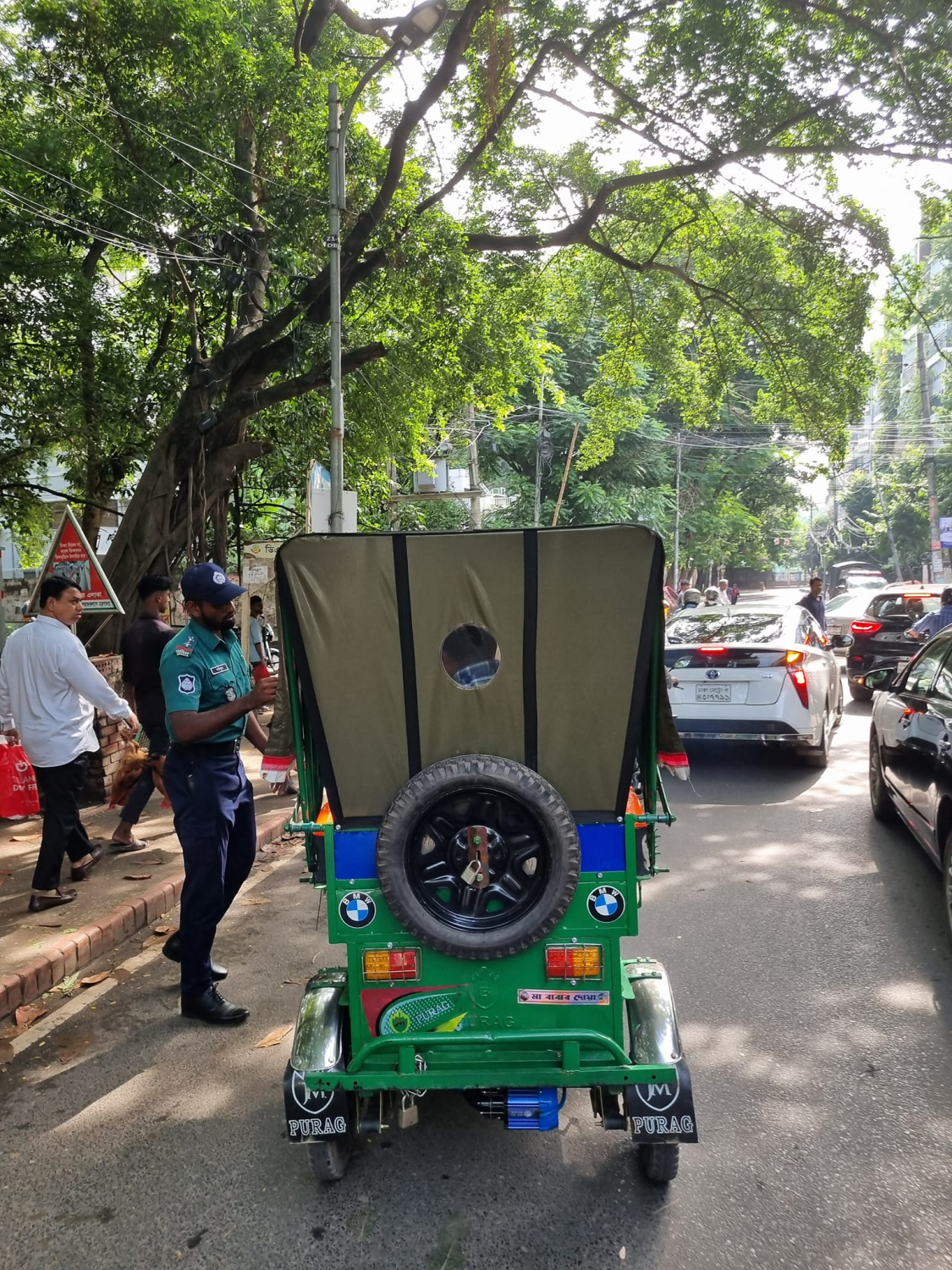 Police ask battery-run rickshaw pullers to leave the road at Dhanmondi-8 in Dhaka on 12 September 2024. Photo: TBS