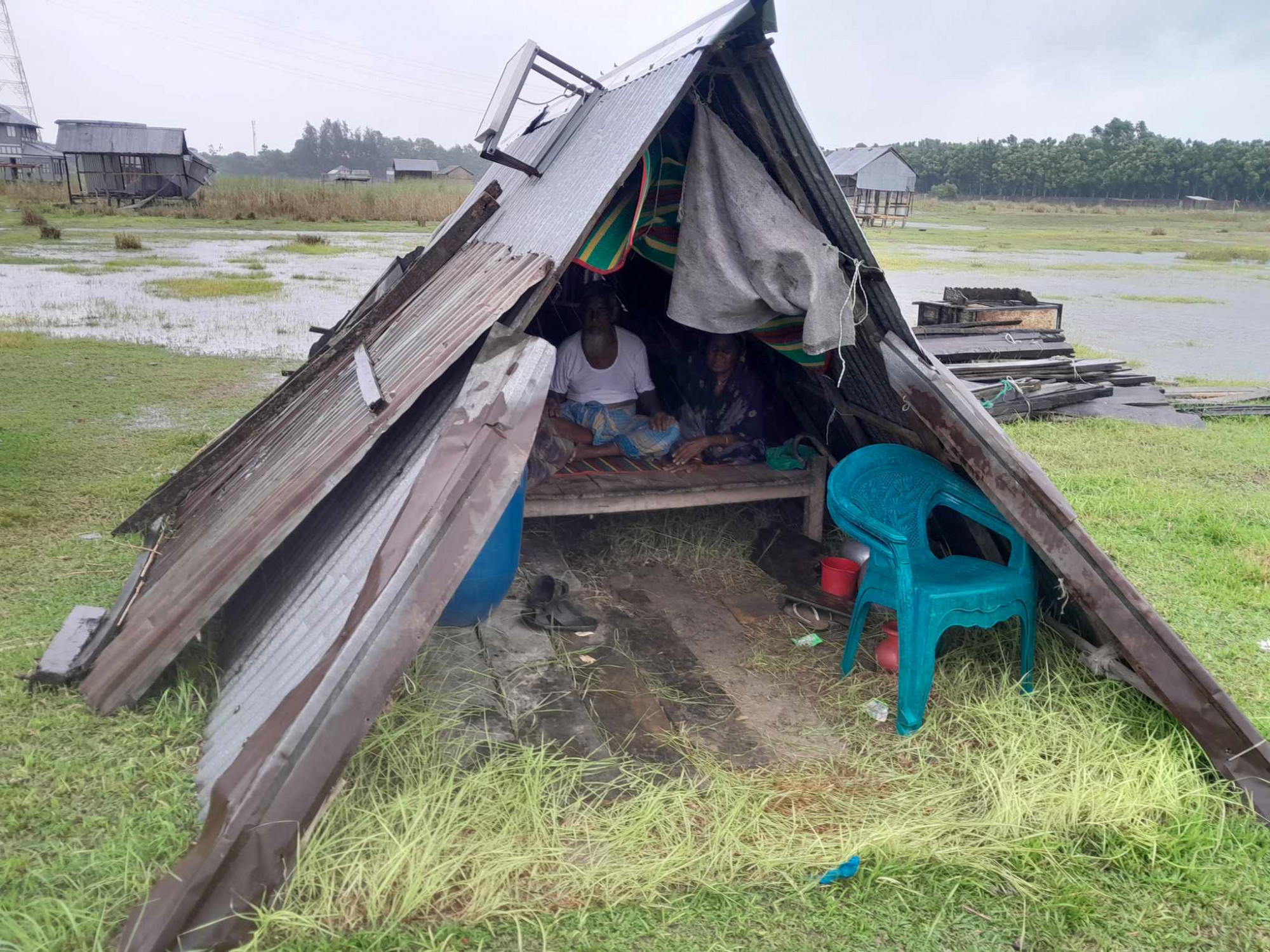 The stranded families have taken shelter in make-shift homes in the vacant land of the Bangladesh Bridge Authority in Mazhirghat and in the nearby sand field. Photo: TBS